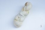 画像6: 手染め糸「またね」梳毛メリノウール100%/かせ  約100g/400m巻 (6)